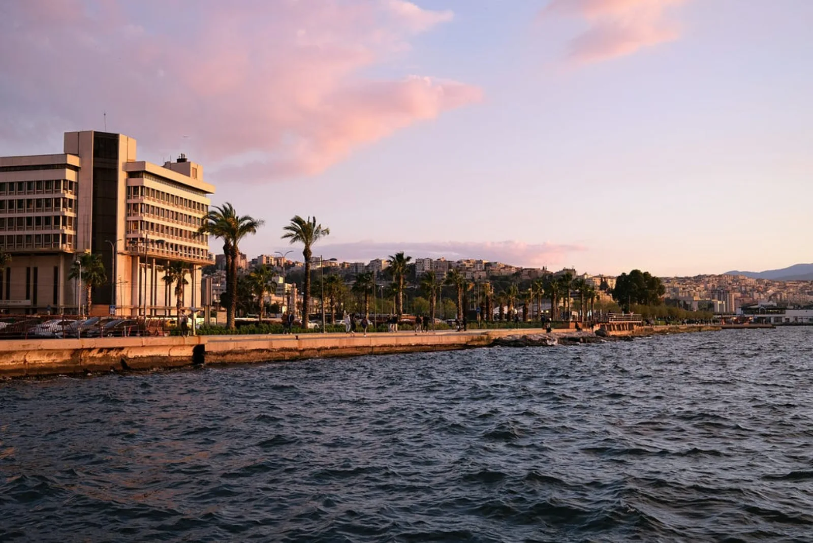 Izmir Kordon (Photo by Oleksandr Korenivskyi on Unsplash)